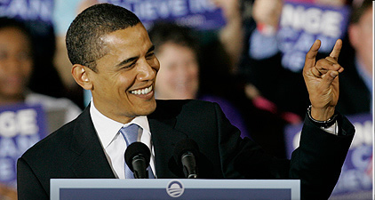 Obama haciendo el saludo de la deidad PAN (Lucifer) Masón 32º